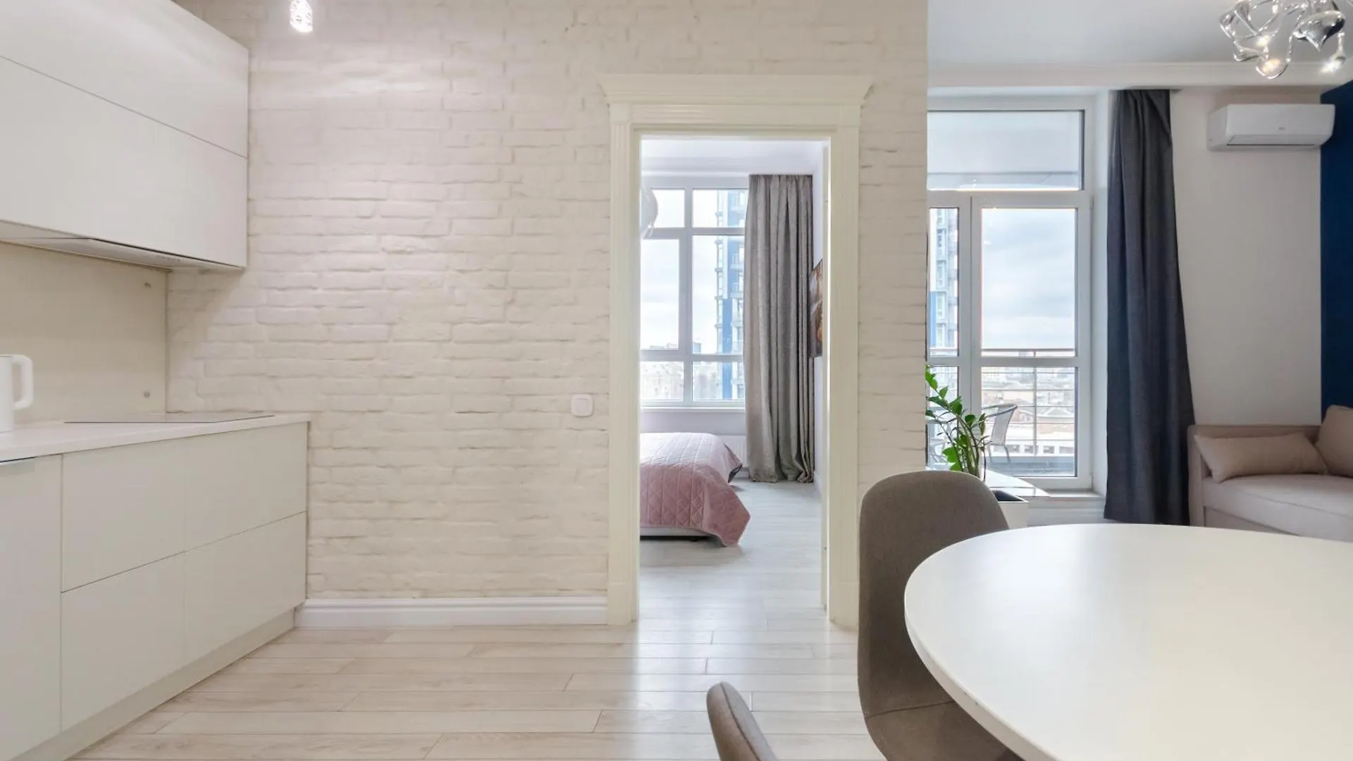 Petrovdom Apartments 10-197 In Rc Central Park, 7 John Mccain Street Kiev Ucrania